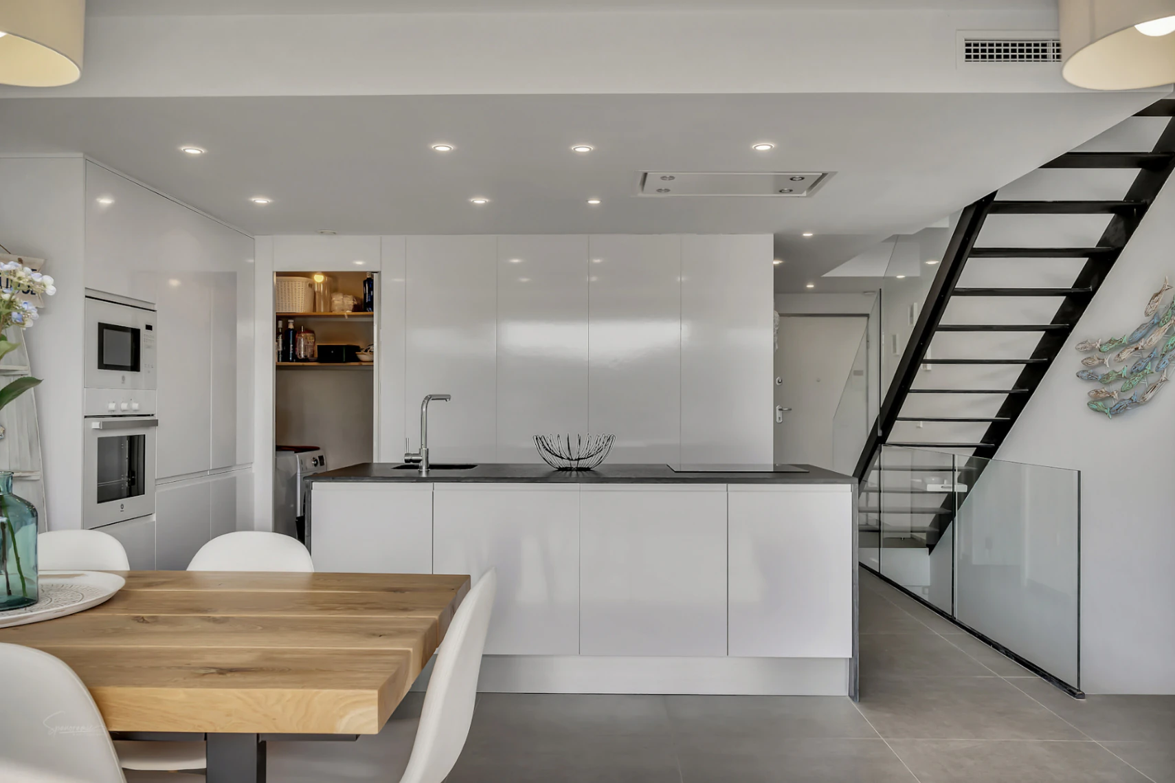 Modern 3-bedroom apartment with a large terrace.