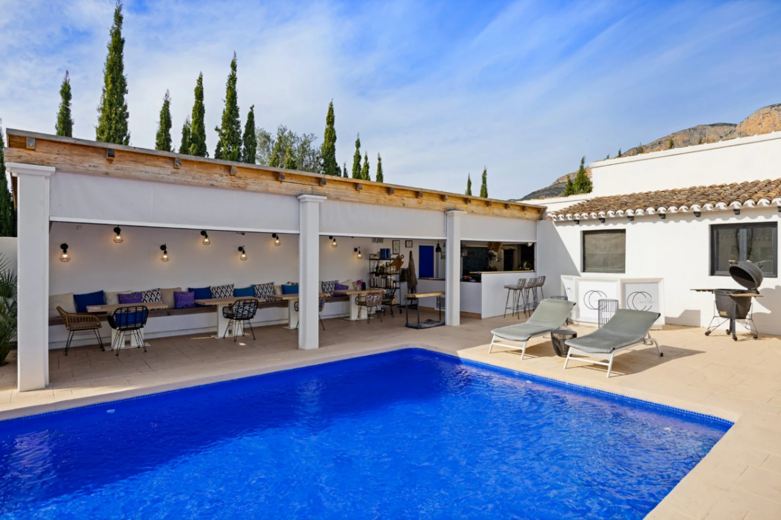 Renovated villa in the Montgo area with a separate guest house.