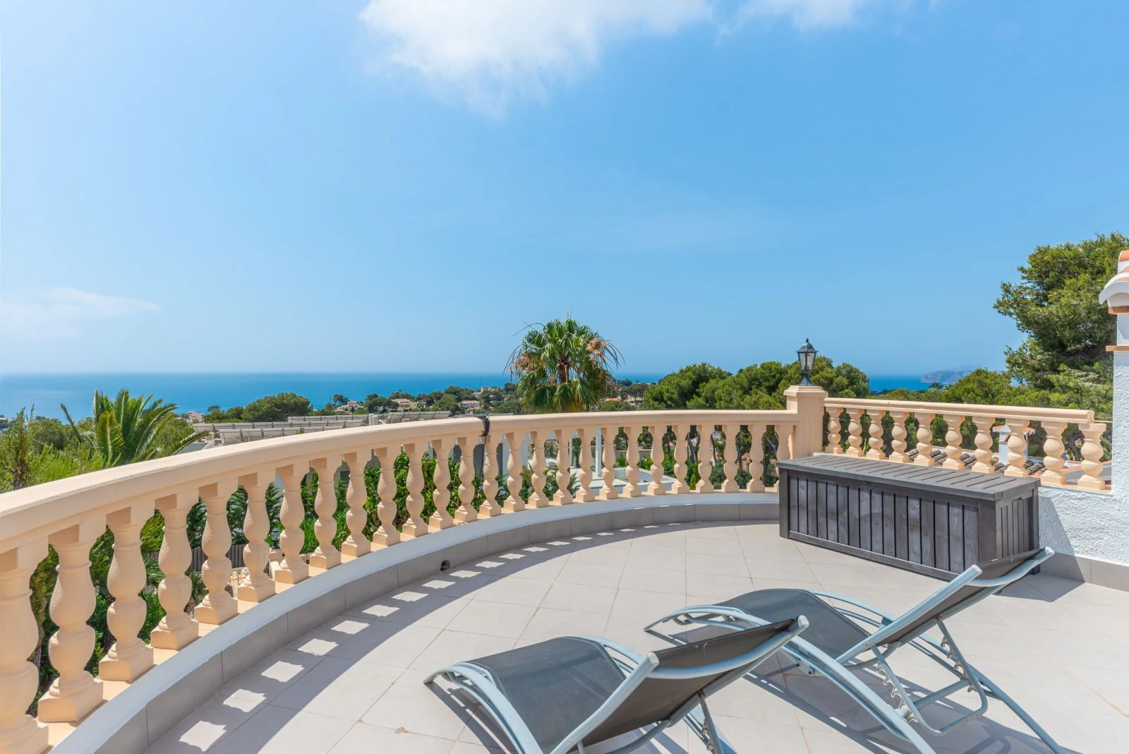 Traditional villa with sea views and a lot of privacy for sale in Jávea.