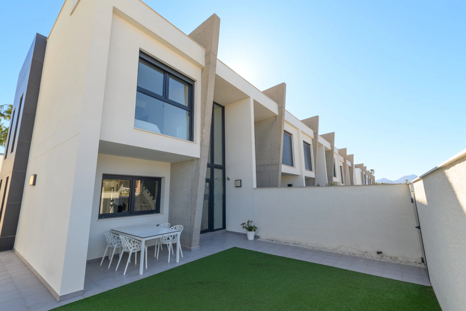 Modernes Haus in Albir – 3 Schlafzimmer, eigenes Grundstück und fußläufig zur Stadt