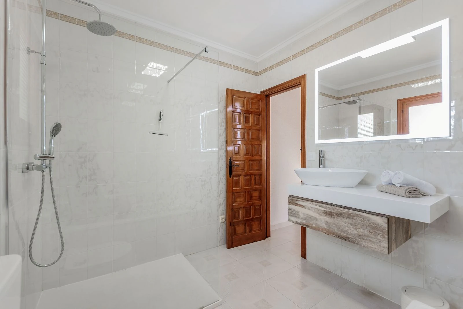 Spacious villa with 7 bedrooms, a step away from the center of Moraira.