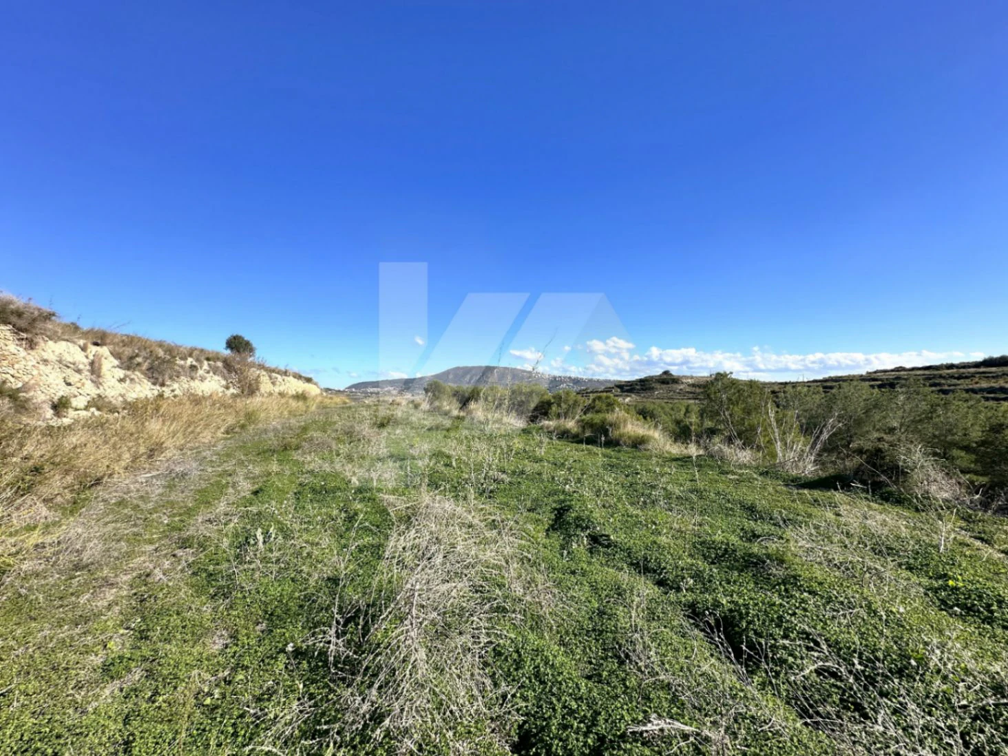 Rustic plot for sale in Teulada-Moraira, peaceful surroundings and close to the coast.
