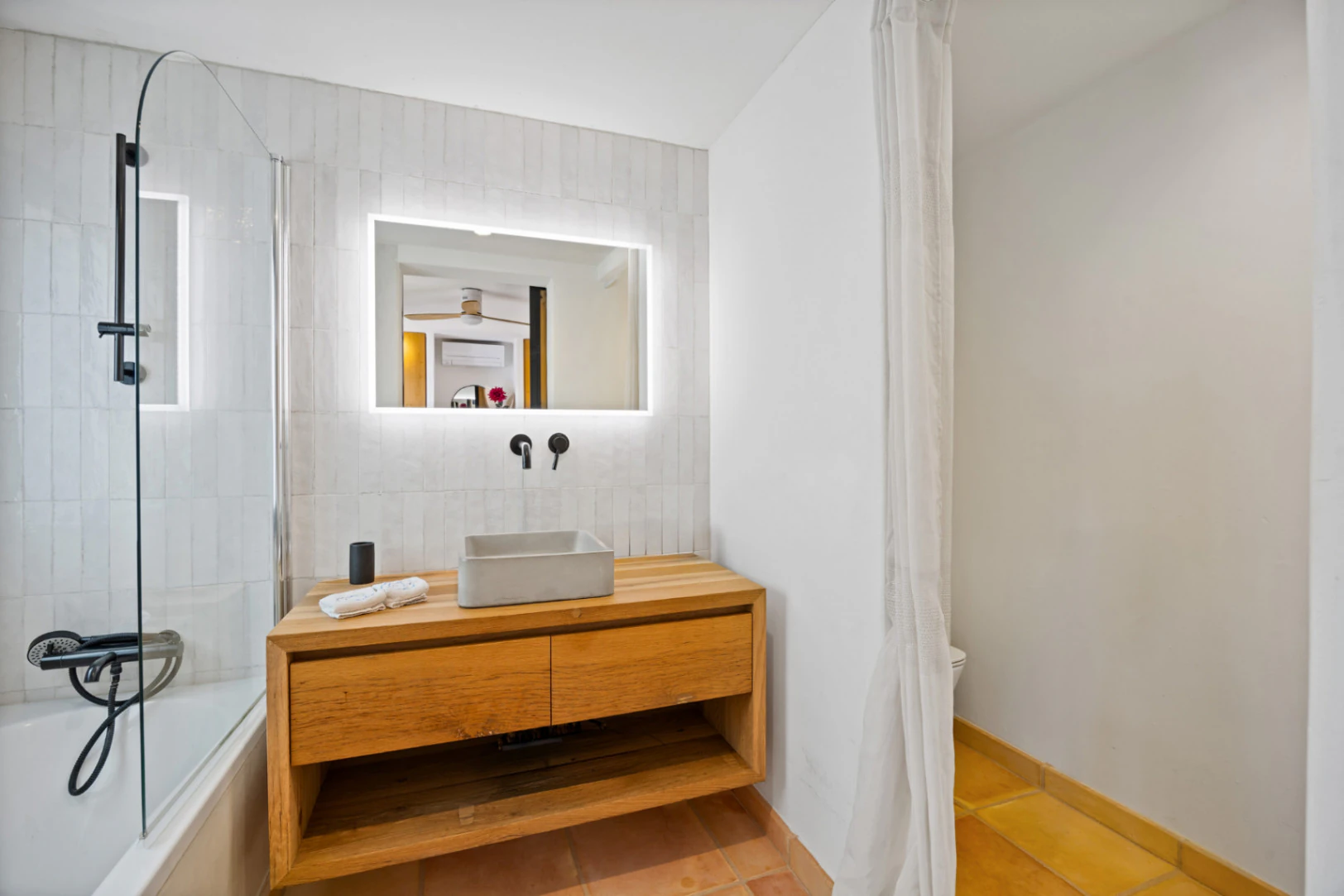 Renovated villa in the Montgo area with a separate guest house.