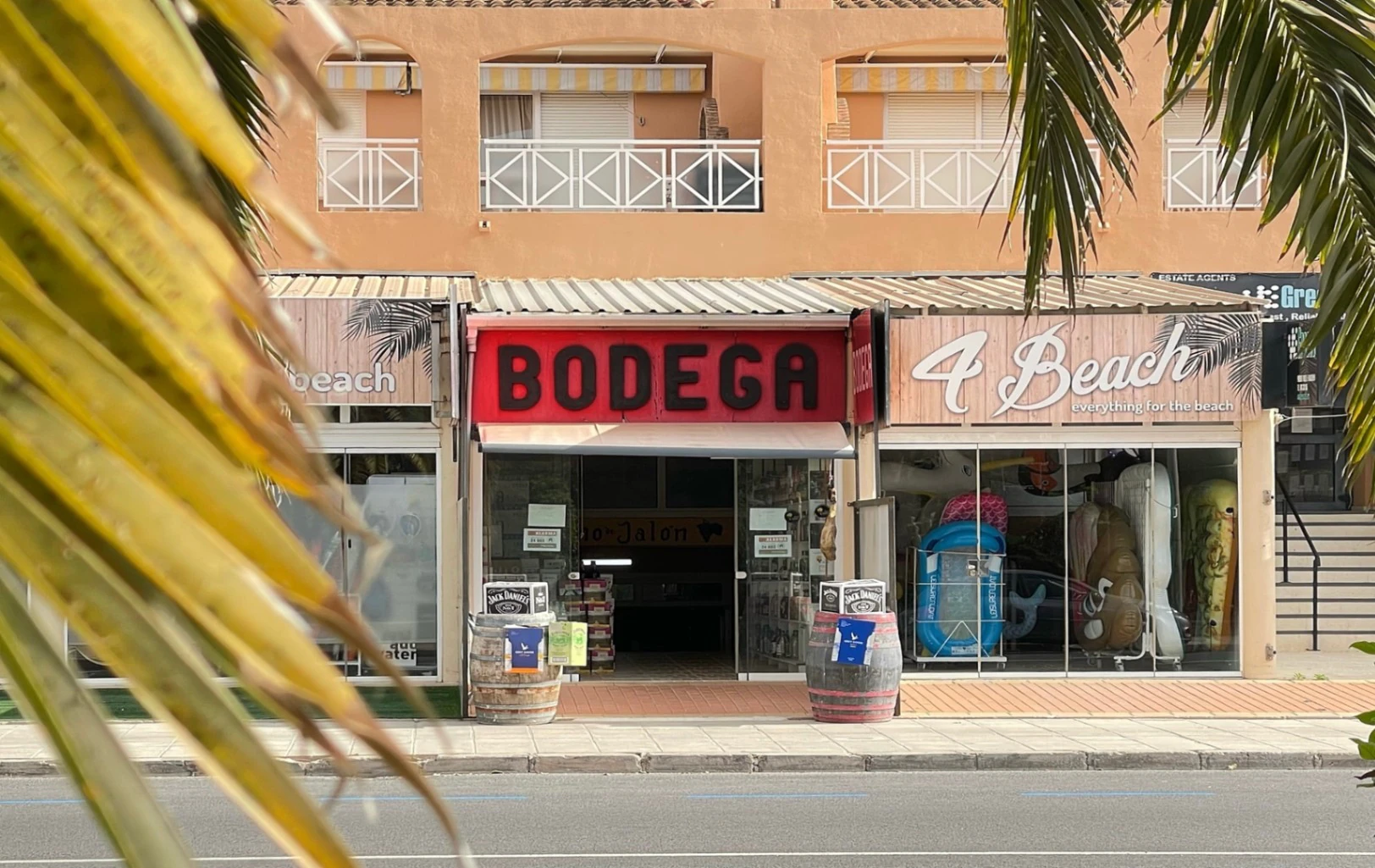LOCAL COMERCIAL EN MORAIRA CON LICENCIAS DE VENTA DE ALIMENTACION Y BEBIDAS ALCOHÓLICAS
