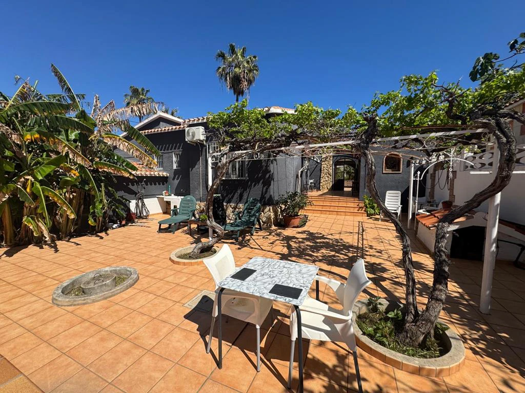 Independent chalet with large plot and private pool in Las Marinas - Dénia
