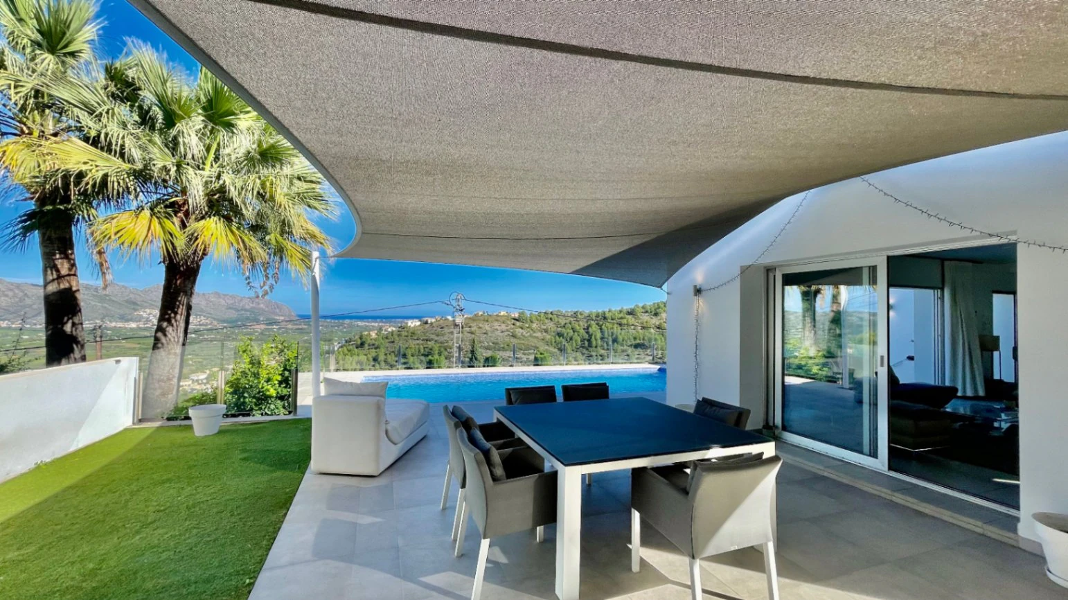 Villa zu verkaufen in Orba: Minimalistischer Luxus mit fantastischer Aussicht