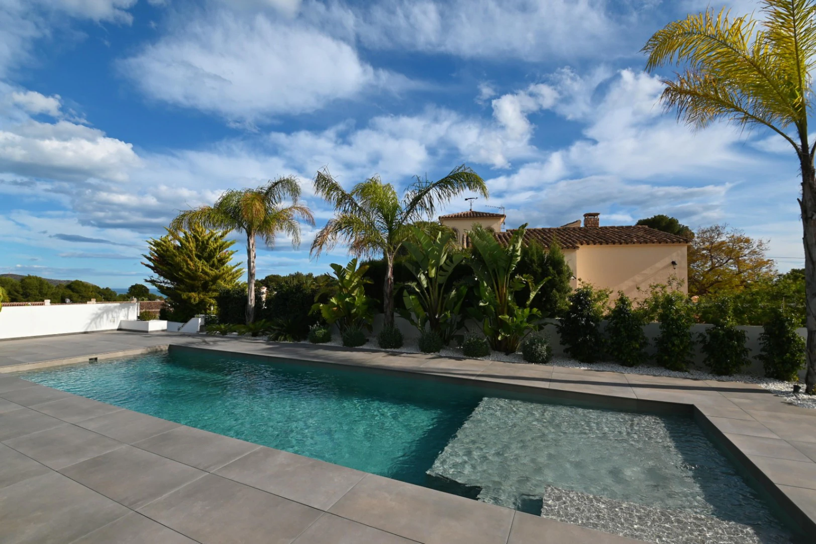 Luxe villa met zeezicht te koop in Moraira