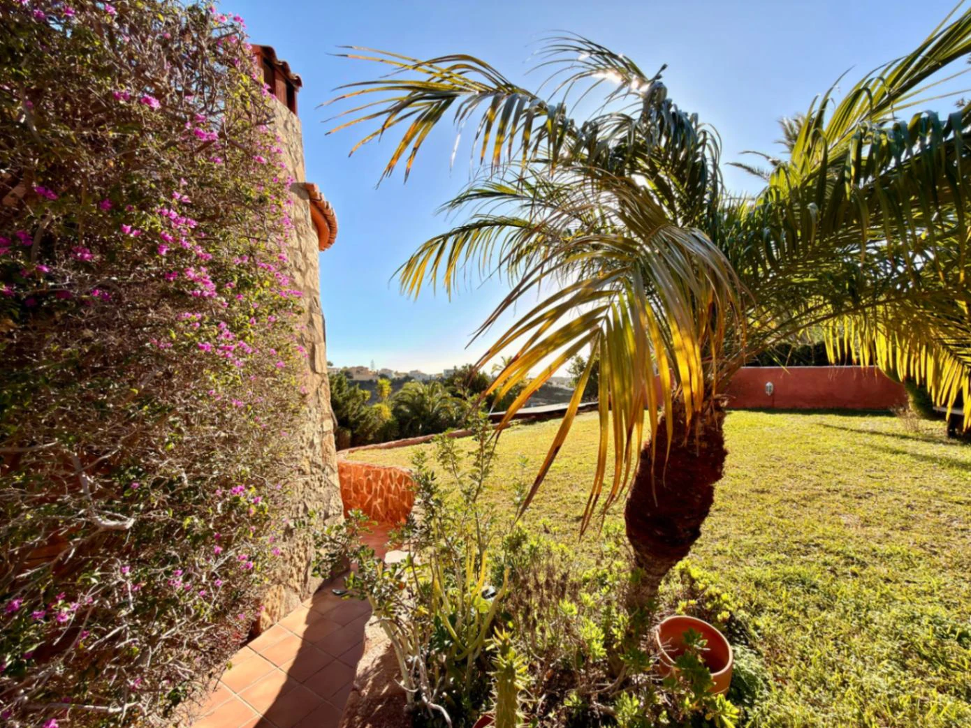 Cumbre del Sol: a Mediterranean-style villa with a swimming pool and sea views
