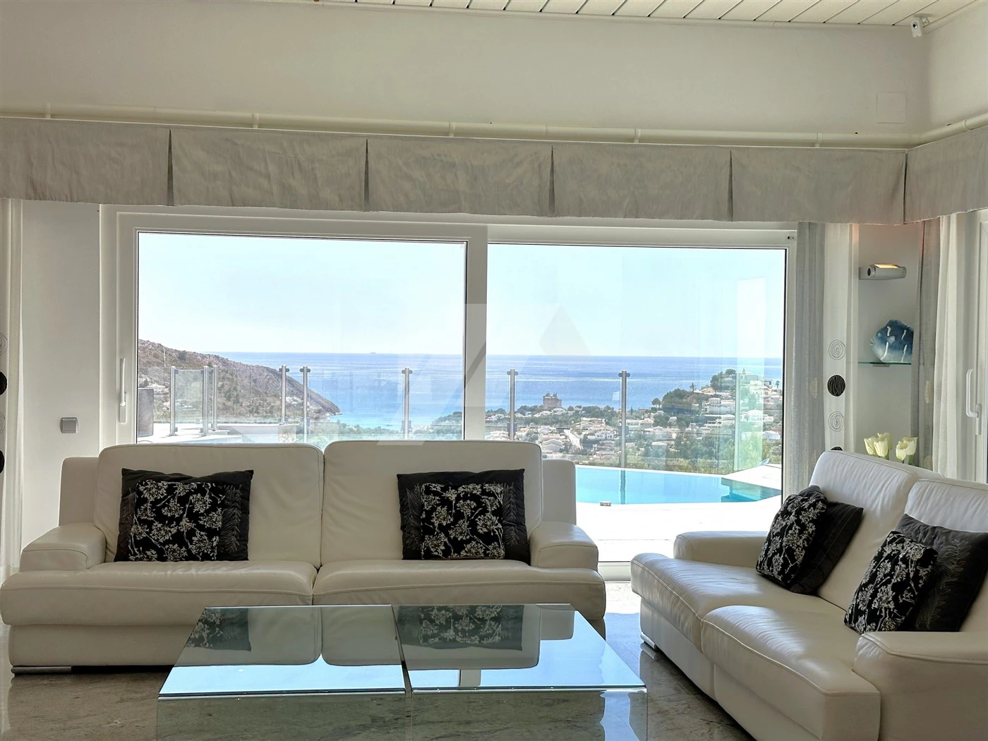 Villa met panoramisch zeezicht te koop in Moraira, Costa Blanca.