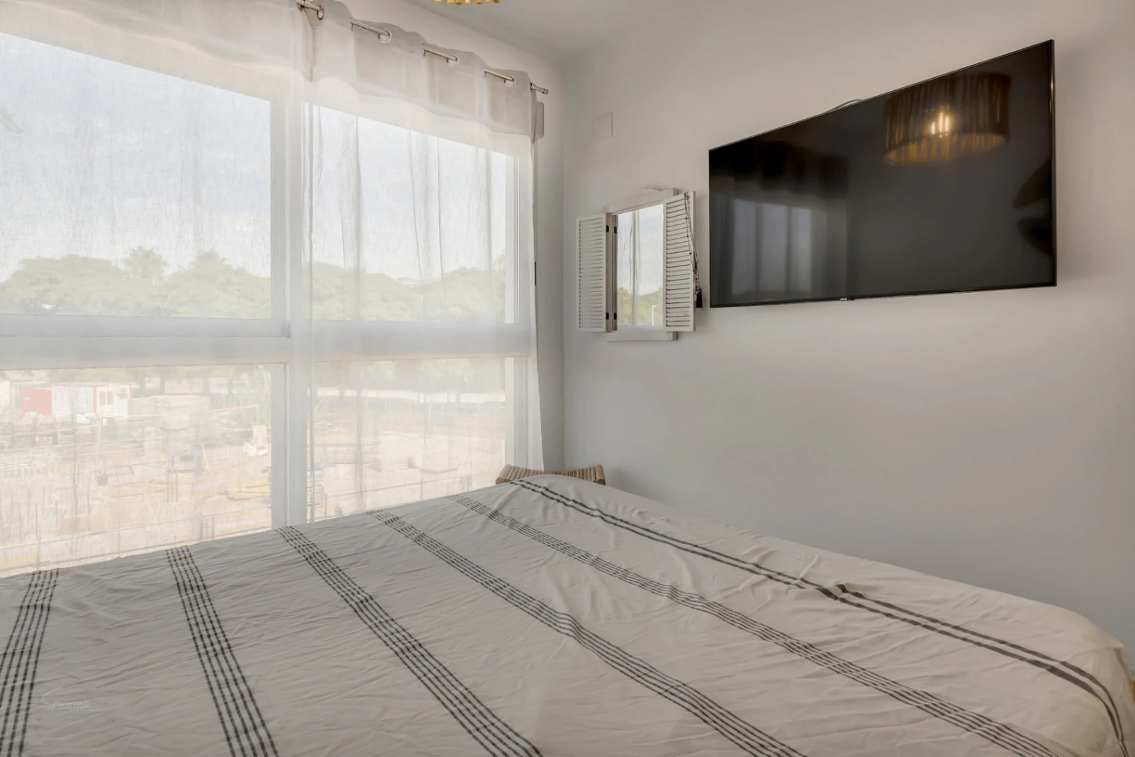 Modern 3-bedroom apartment with a large terrace.