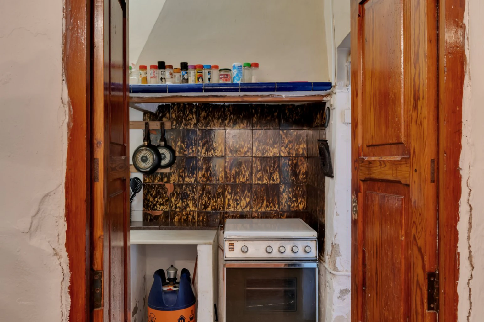 Village house with garage, spacious inner courtyard, and potential to expand the property.