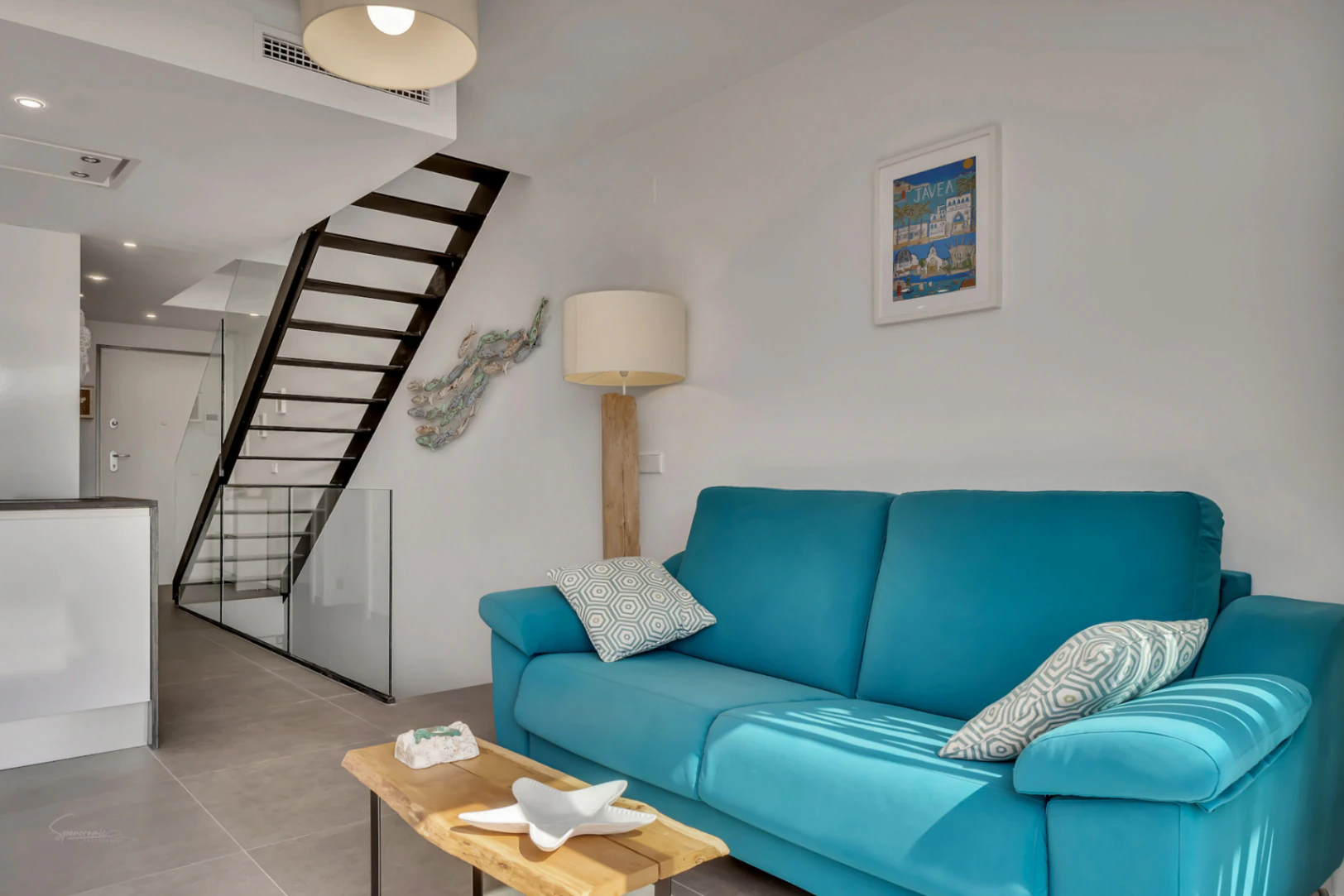 Modern 3-bedroom apartment with a large terrace.