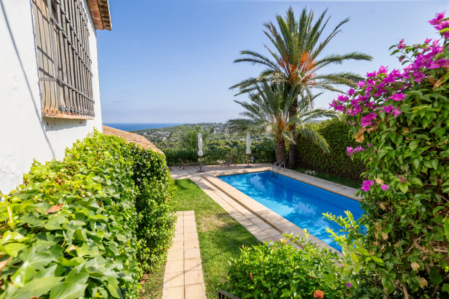 Villa with spectacular sea views in the 'El Tosalet' urbanization in Jávea.