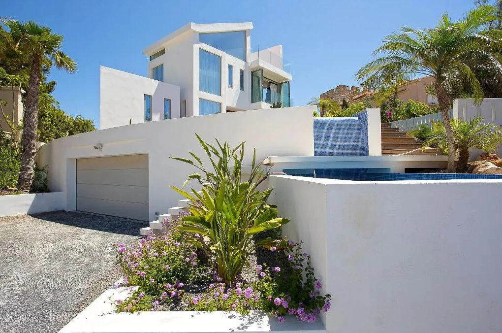 Luxurious modern frontline villa with stunning sea views