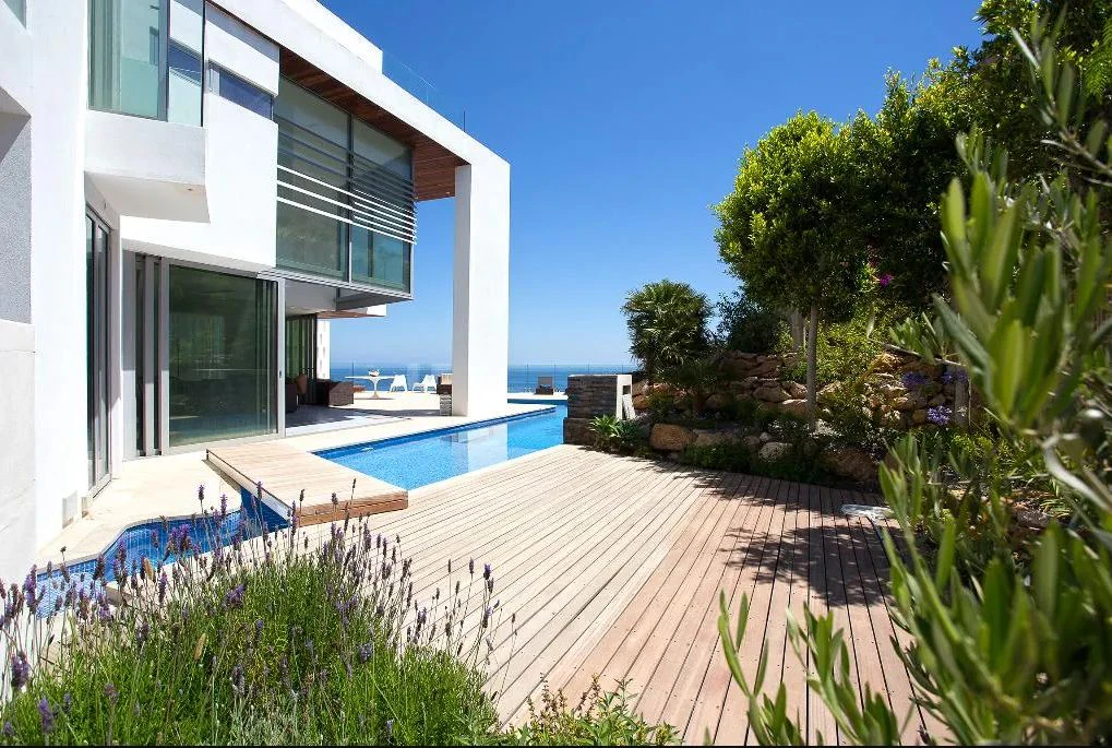 Luxurious modern frontline villa with stunning sea views