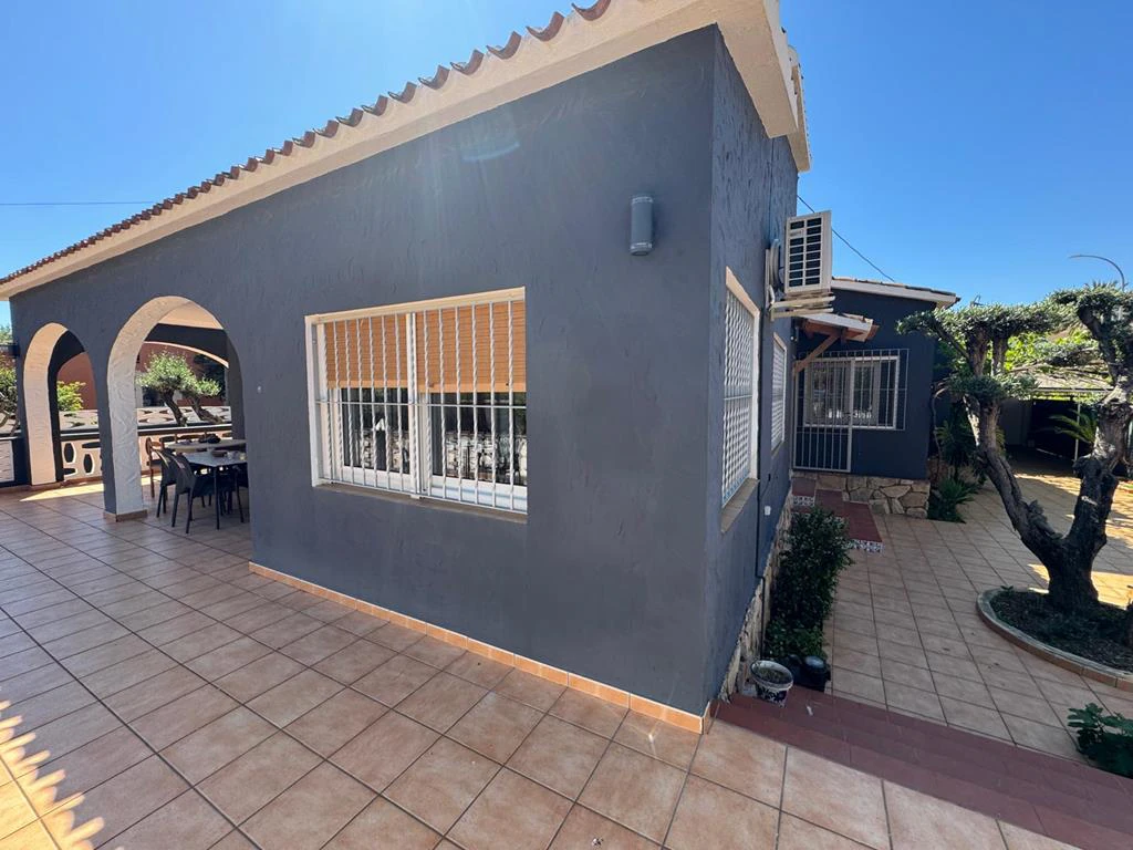 Independent chalet with large plot and private pool in Las Marinas - Dénia