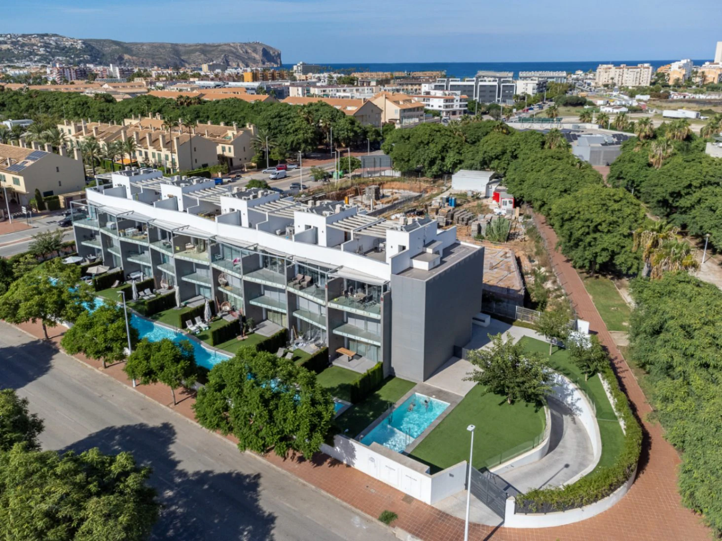 Modern 3-bedroom apartment with a large terrace.