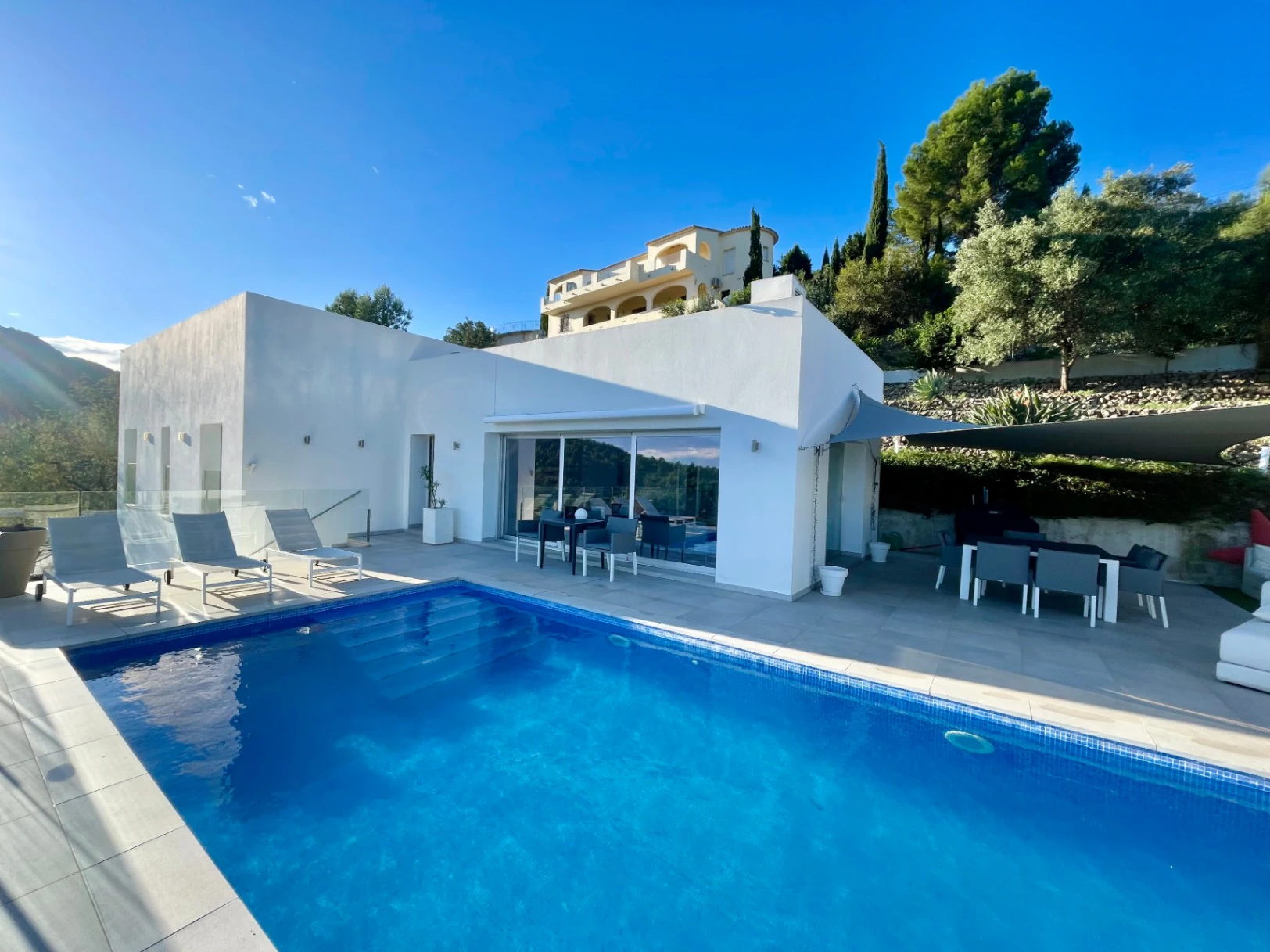 Villa zu verkaufen in Orba: Minimalistischer Luxus mit fantastischer Aussicht