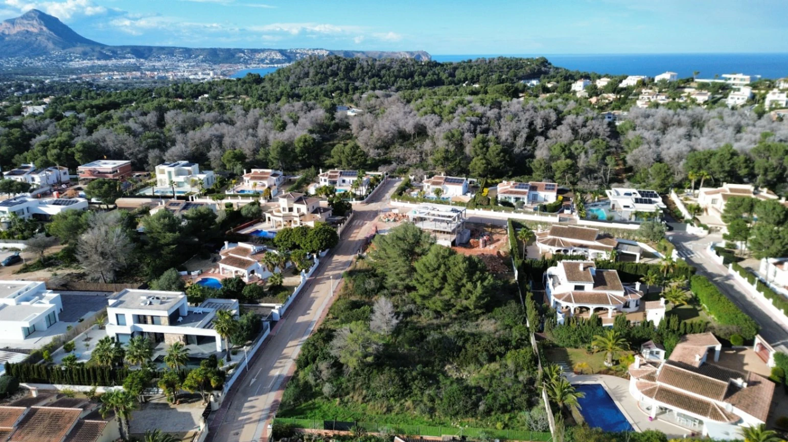 Plot for Sale in La Cala, Jávea – 1078 m² with Build Potential of 323 m² and Private Pool