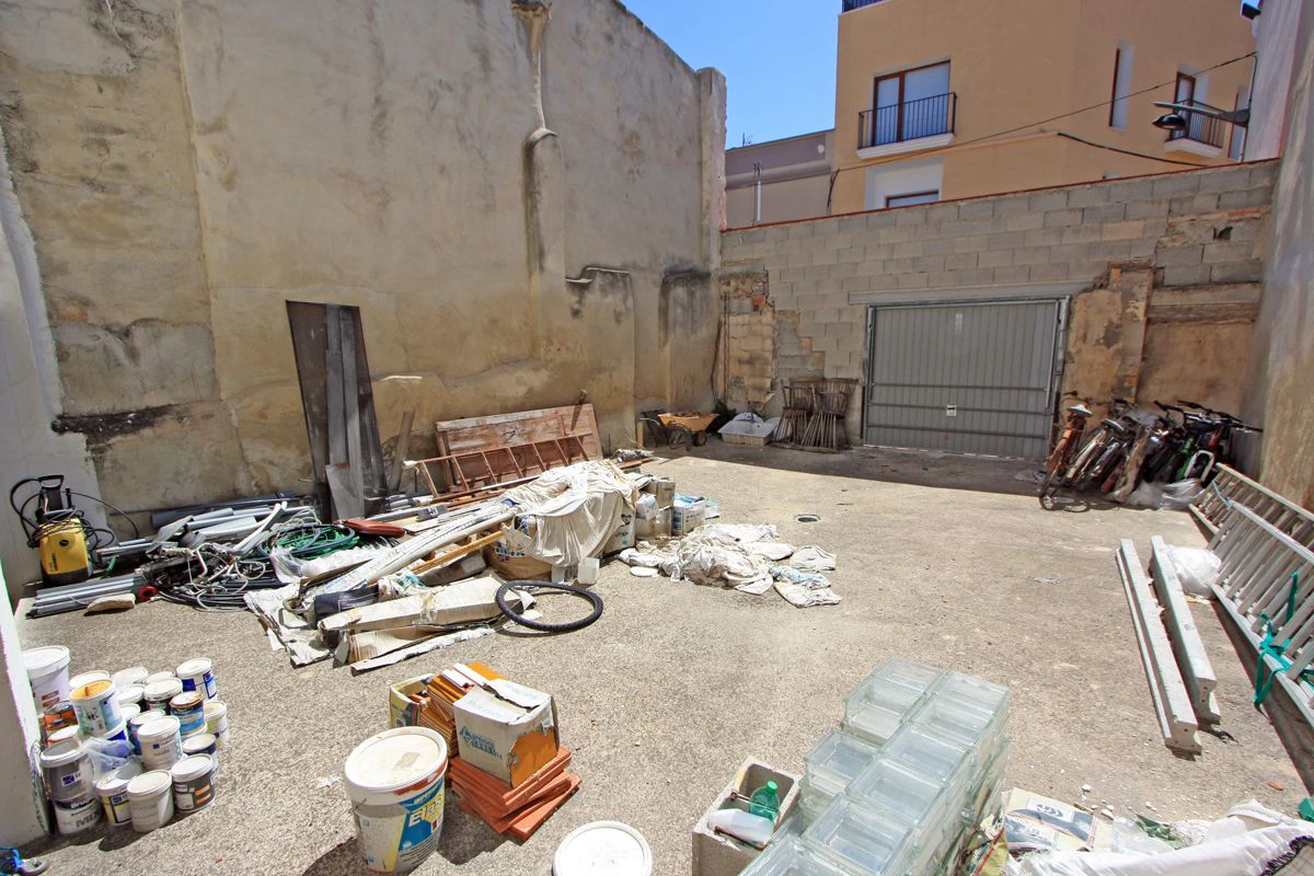 SOL URBAIN AVEC POSSIBILITÉ DE CONSTRUIRE 3 ÉTAGES