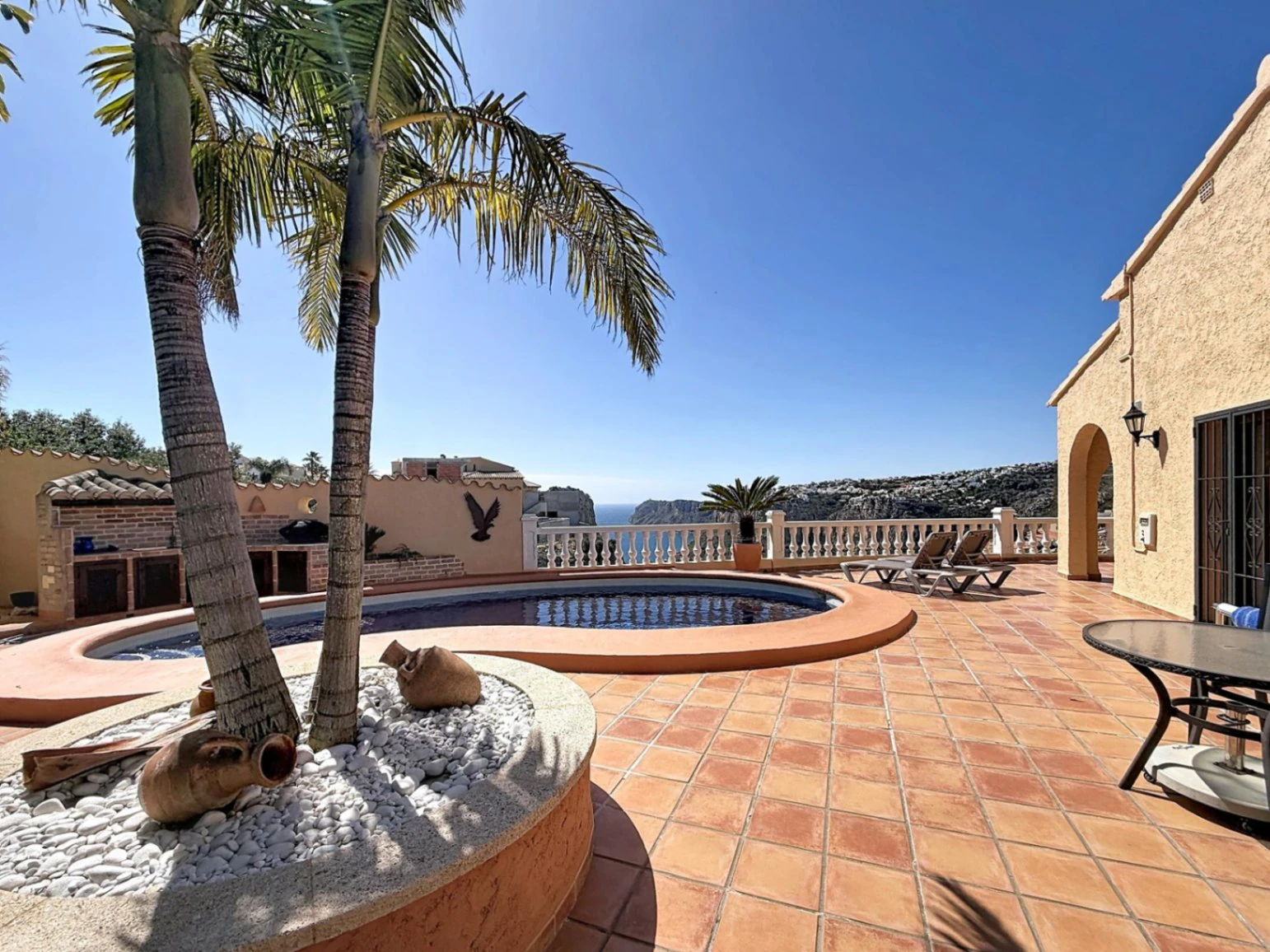 Cumbre del Sol villa with spectacular views of the sea and cliffs.