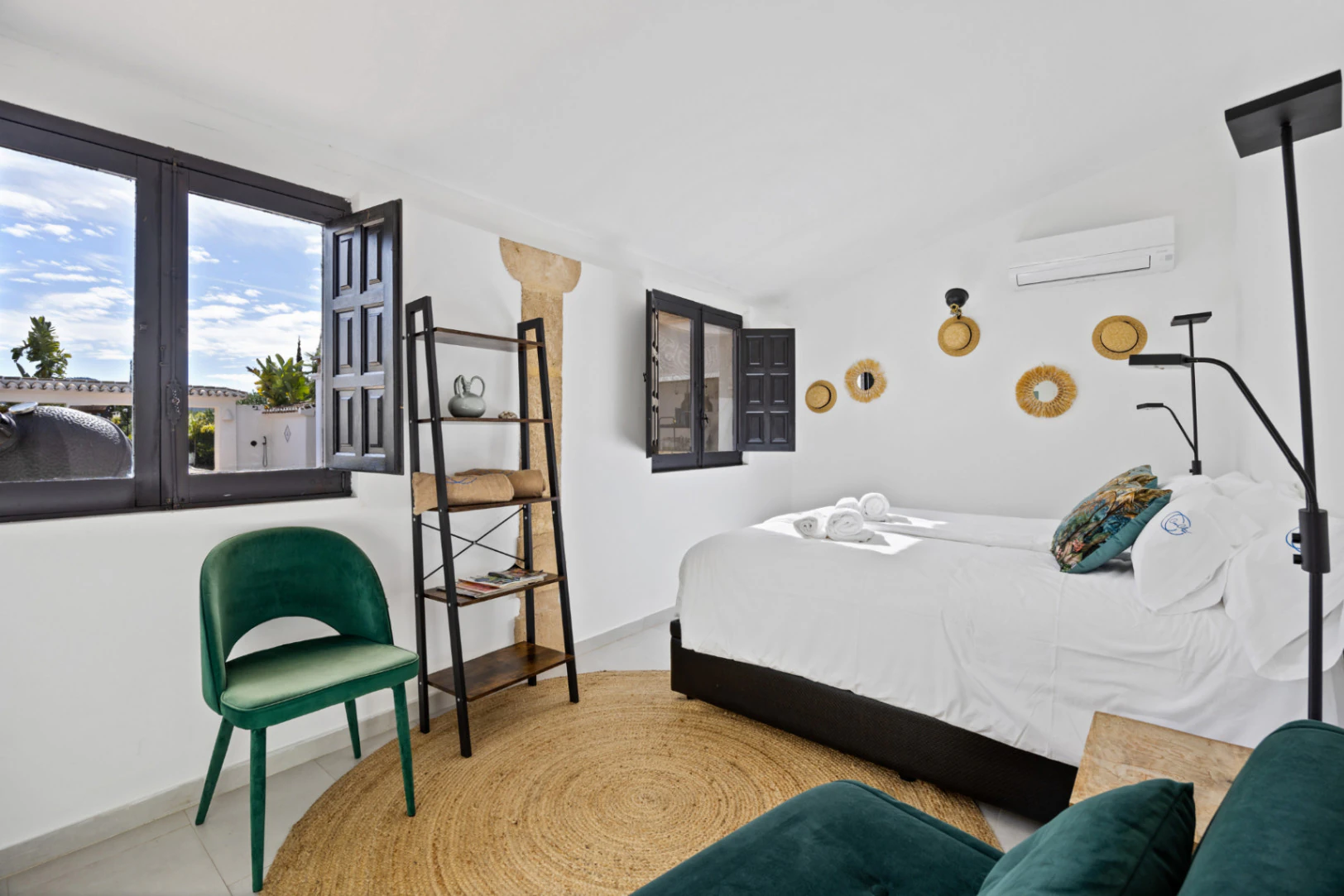 Renovated villa in the Montgo area with a separate guest house.
