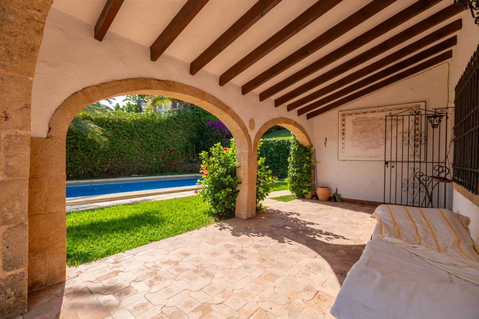 Villa with spectacular sea views in the 'El Tosalet' urbanization in Jávea.
