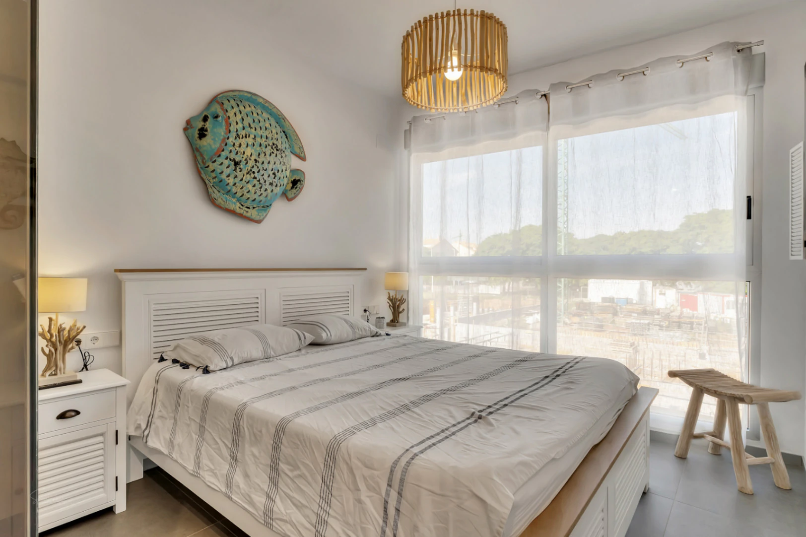 Modern 3-bedroom apartment with a large terrace.