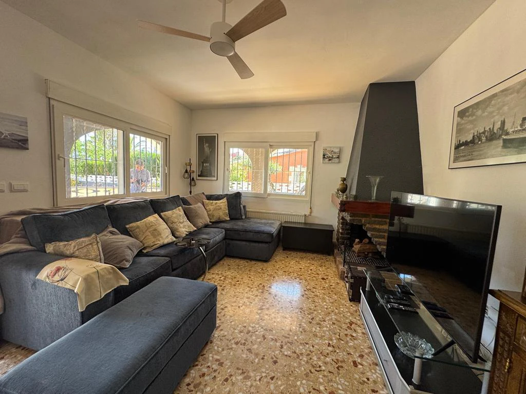 Independent chalet with large plot and private pool in Las Marinas - Dénia