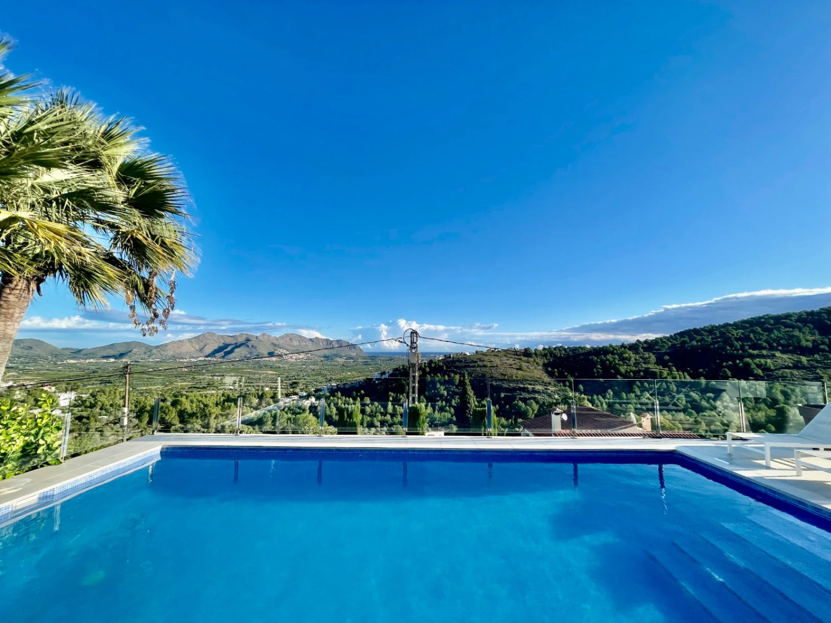 Villa zu verkaufen in Orba: Minimalistischer Luxus mit fantastischer Aussicht