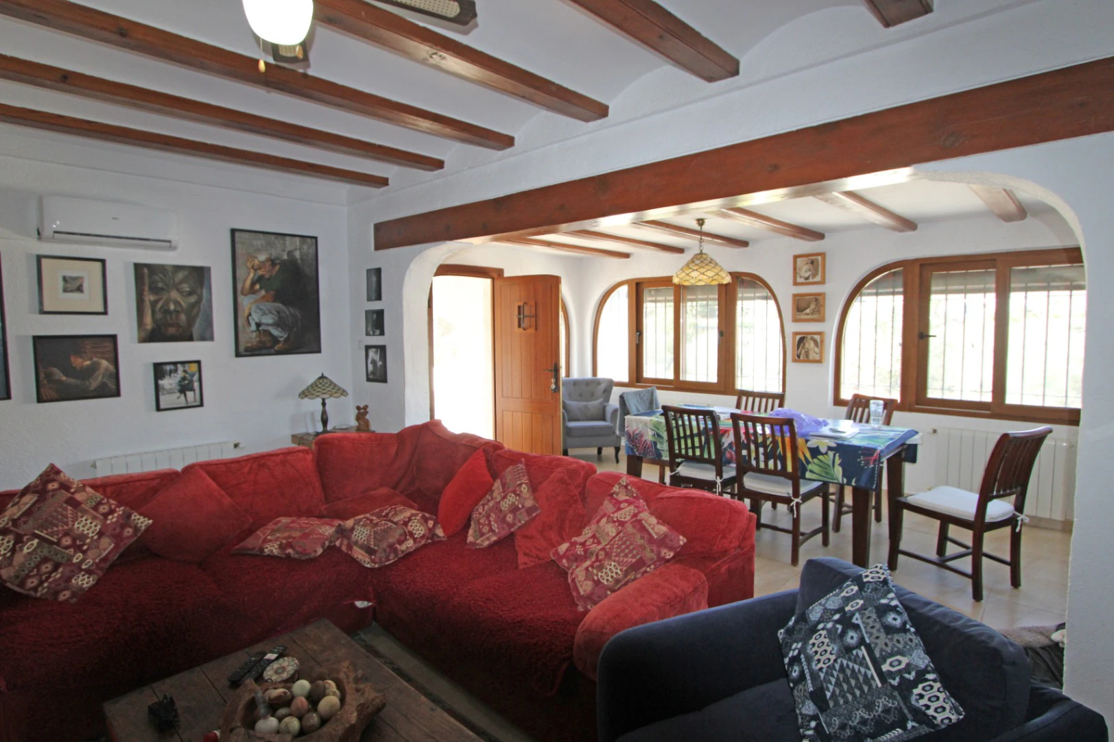 Exklusive Villa zum Verkauf mit Pool in Orba