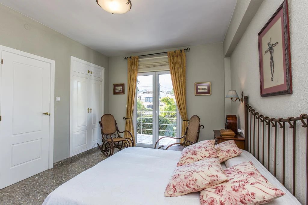 Villa with 2950 m² plot just 700 m from Marineta Cassiana, Dénia