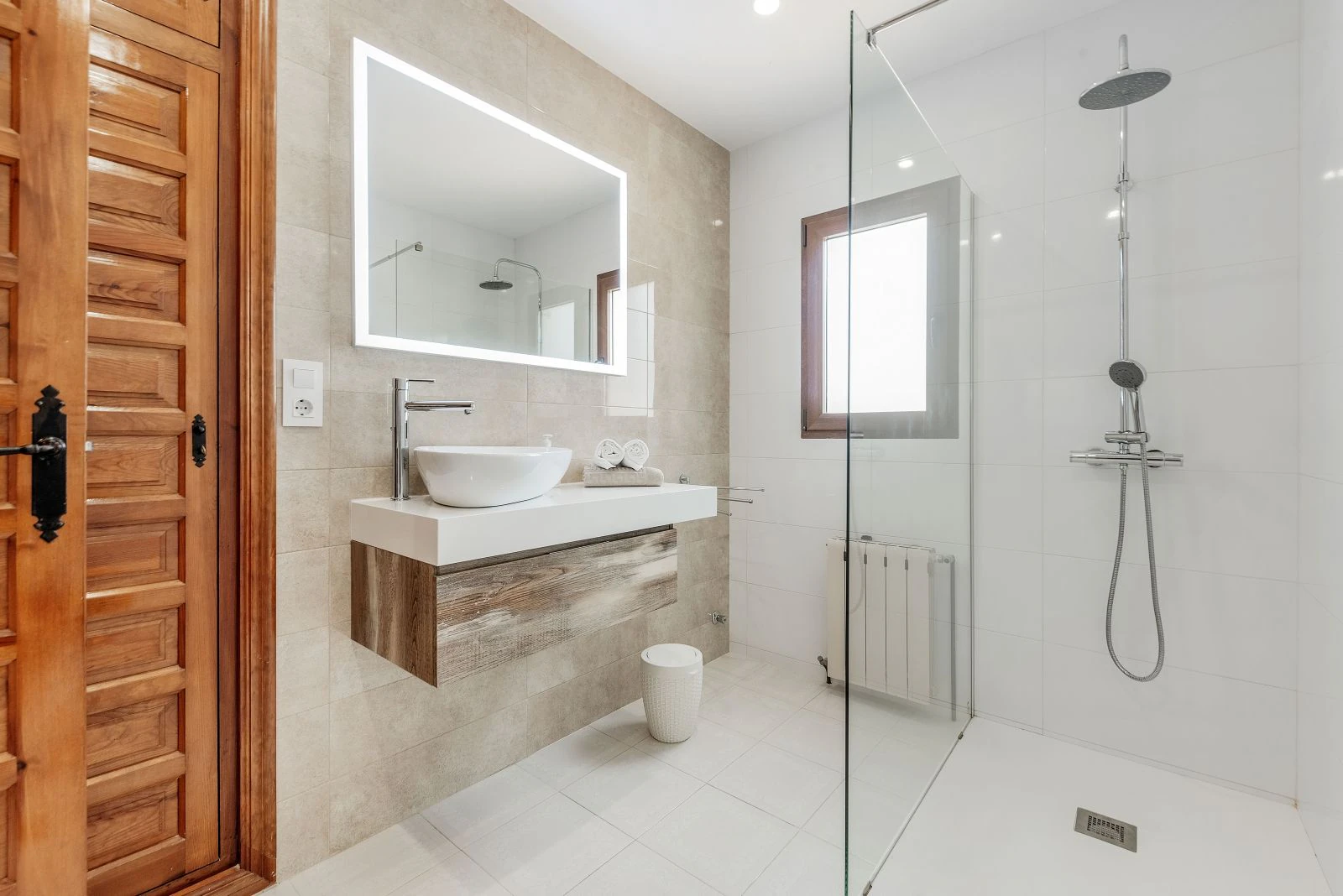 Spacious villa with 7 bedrooms, a step away from the center of Moraira.