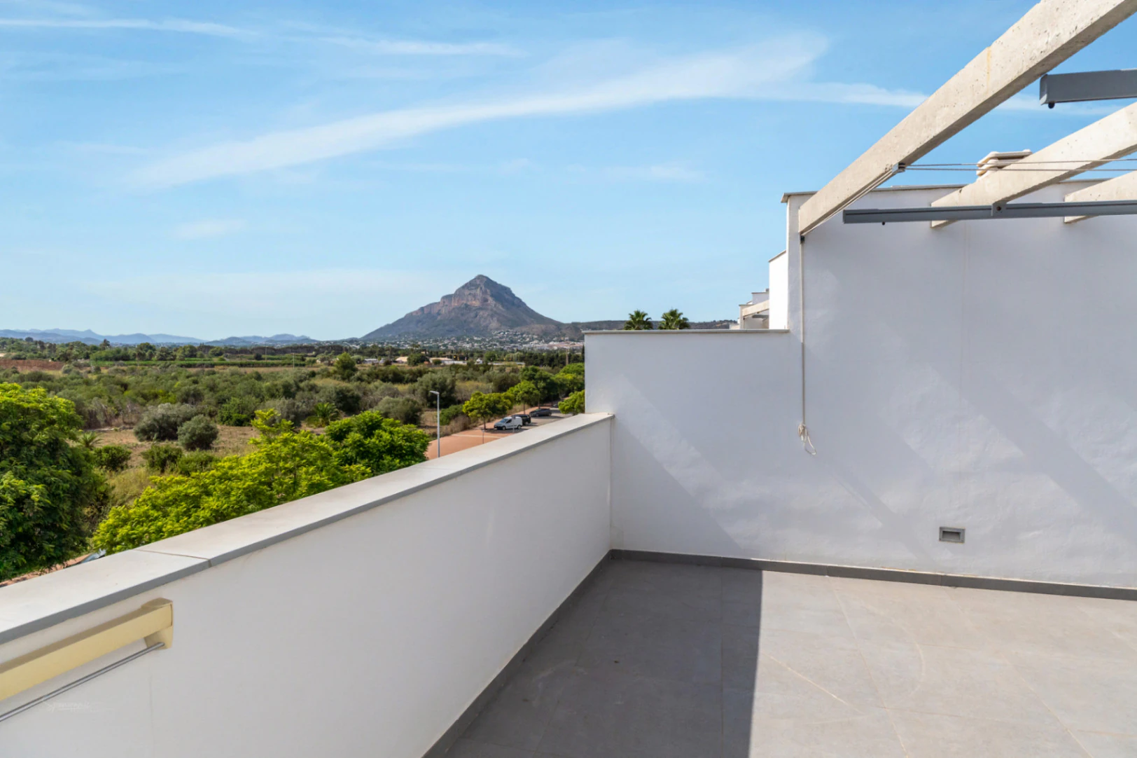 Modern 3-bedroom apartment with a large terrace.