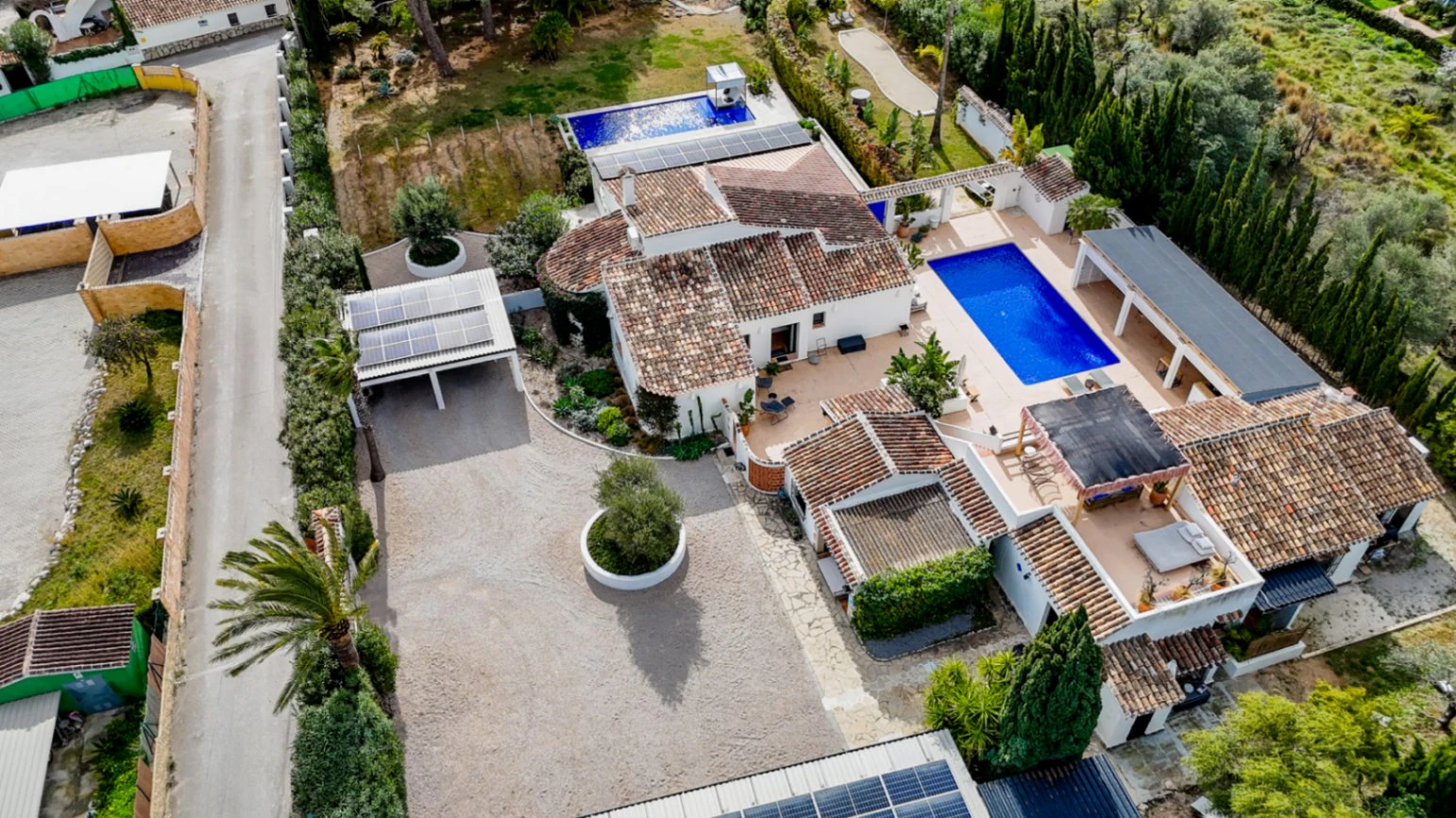 Renovated villa in the Montgo area with a separate guest house.