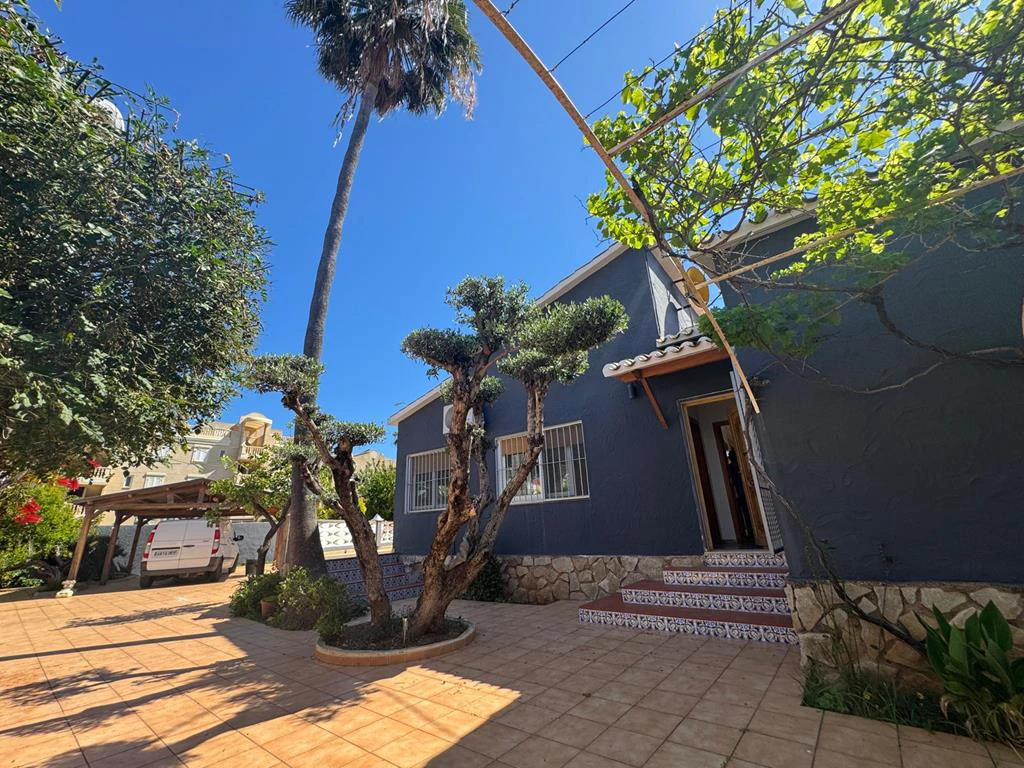 Independent chalet with large plot and private pool in Las Marinas - Dénia