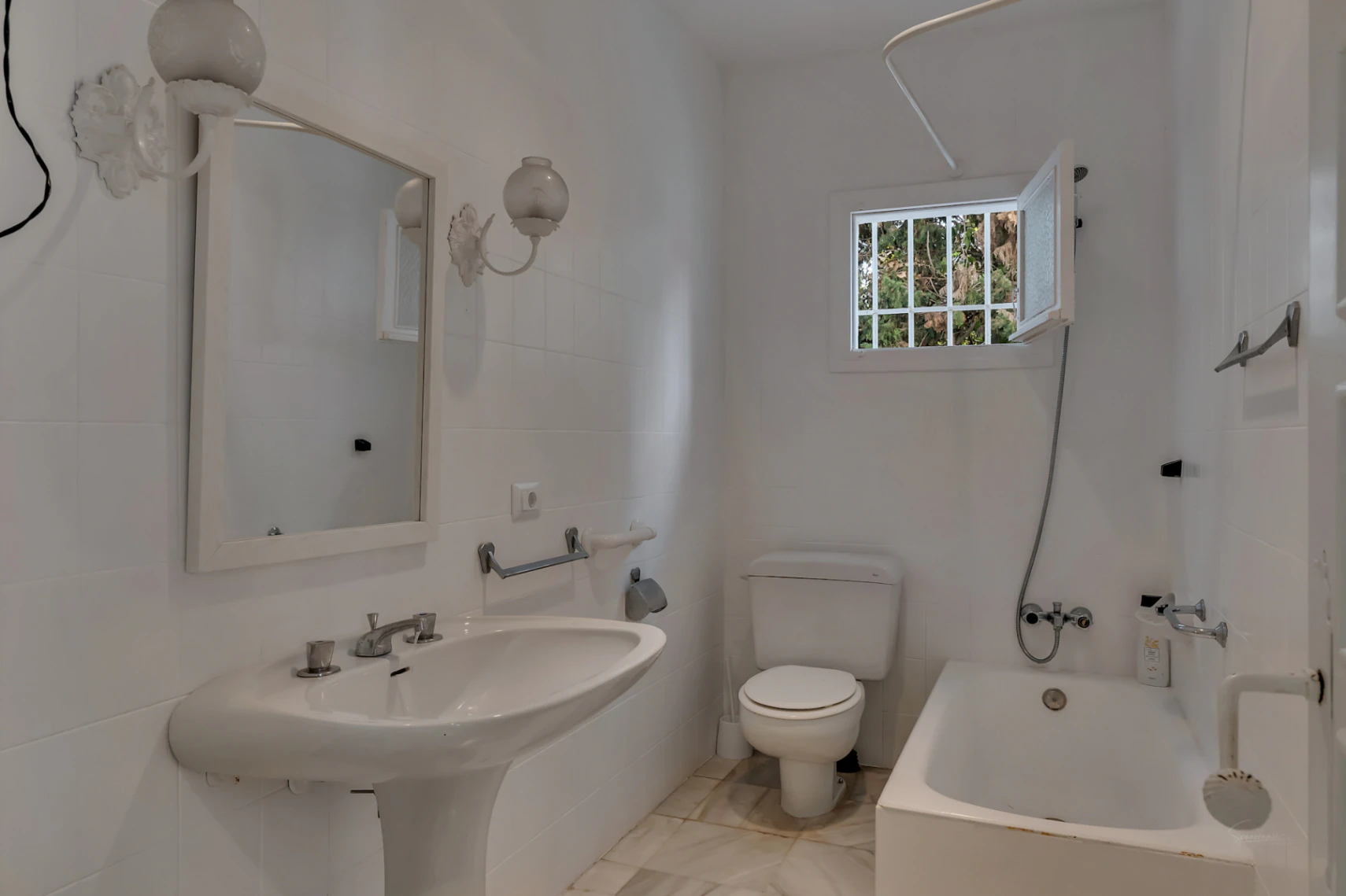 Stunning villa with amazing sea views in the El Tosalet urbanization.