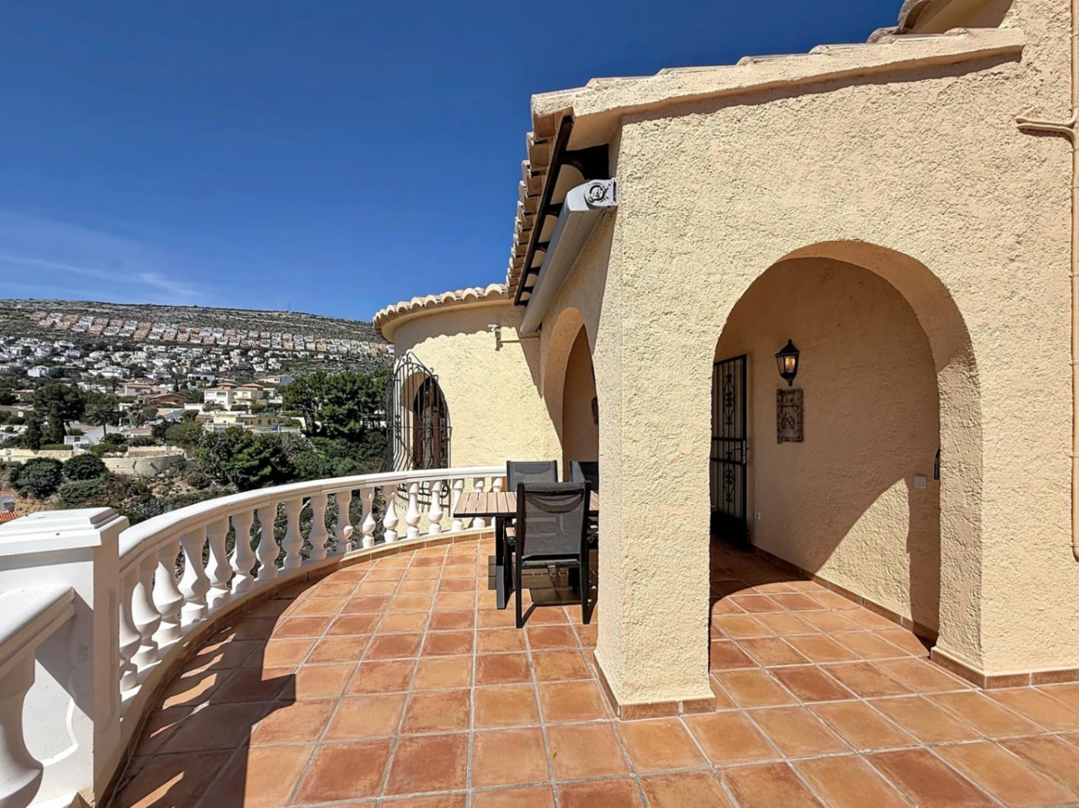 Cumbre del Sol villa with spectacular views of the sea and cliffs.