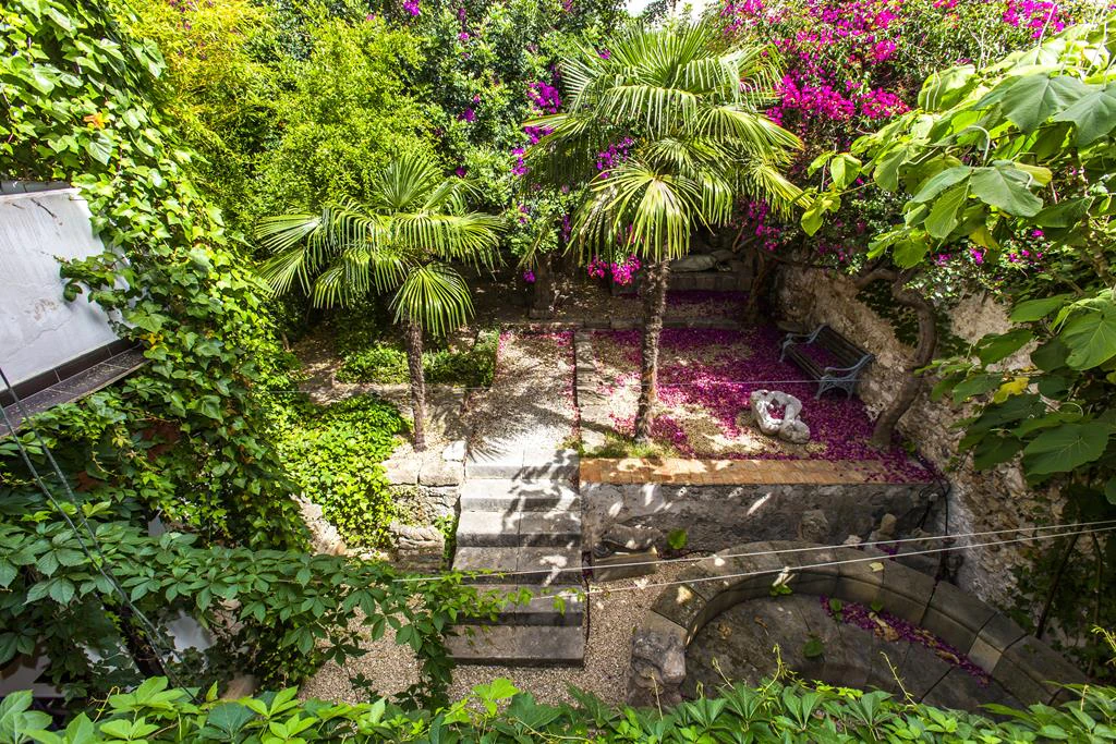 Two-storey town house with extensive interior patio, Dénia