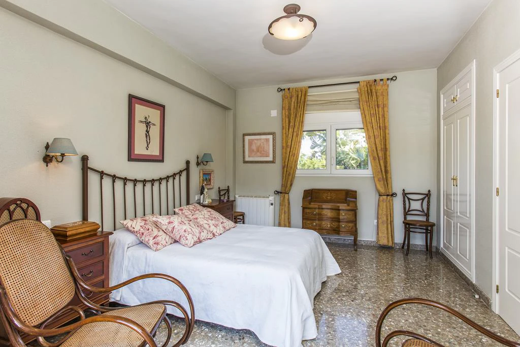 Villa with 2950 m² plot just 700 m from Marineta Cassiana, Dénia