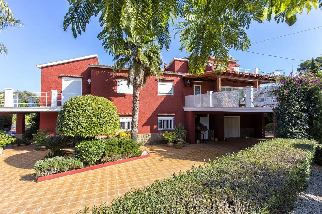 Villa with 2950 m² plot just 700 m from Marineta Cassiana, Dénia