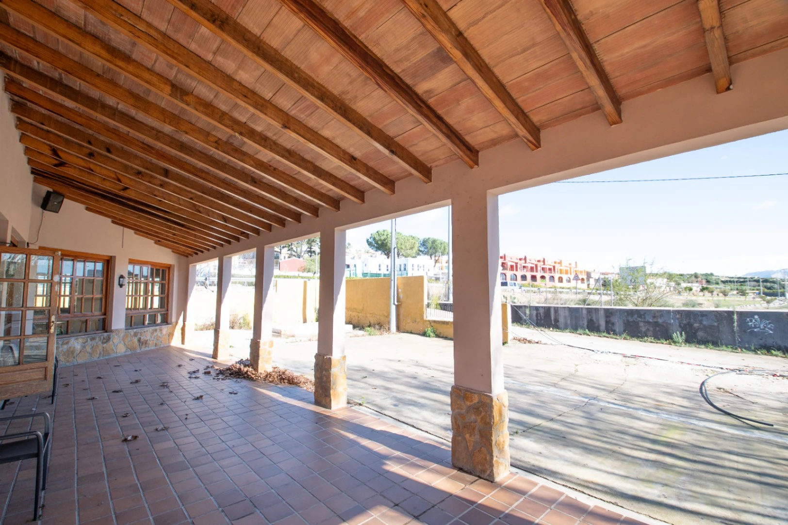 Restaurante y bar comercial en venta en Sanet y Negrals – Propiedad emblemática con aparcamiento