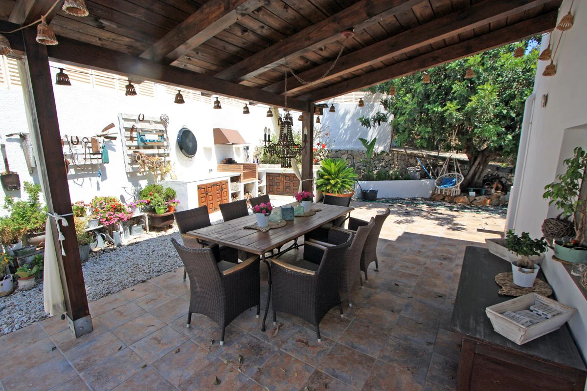 VILLA WITH OPEN VIEWS IN DÉNIA