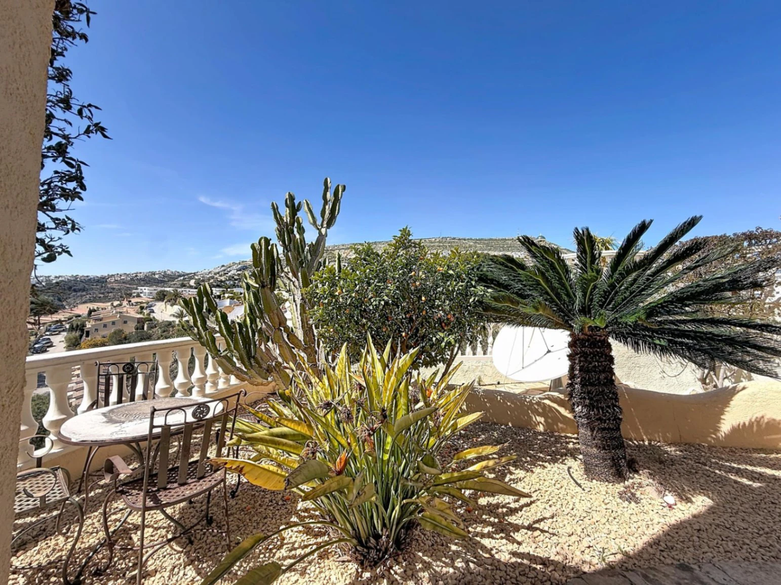 Cumbre del Sol villa with spectacular views of the sea and cliffs.