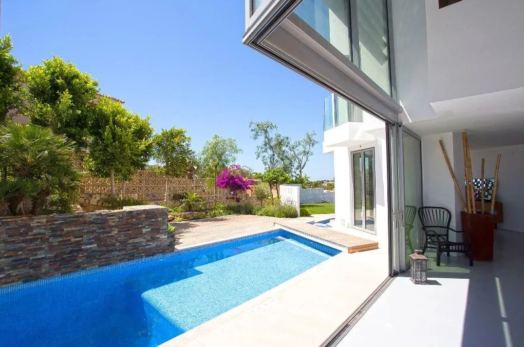 Luxurious modern frontline villa with stunning sea views