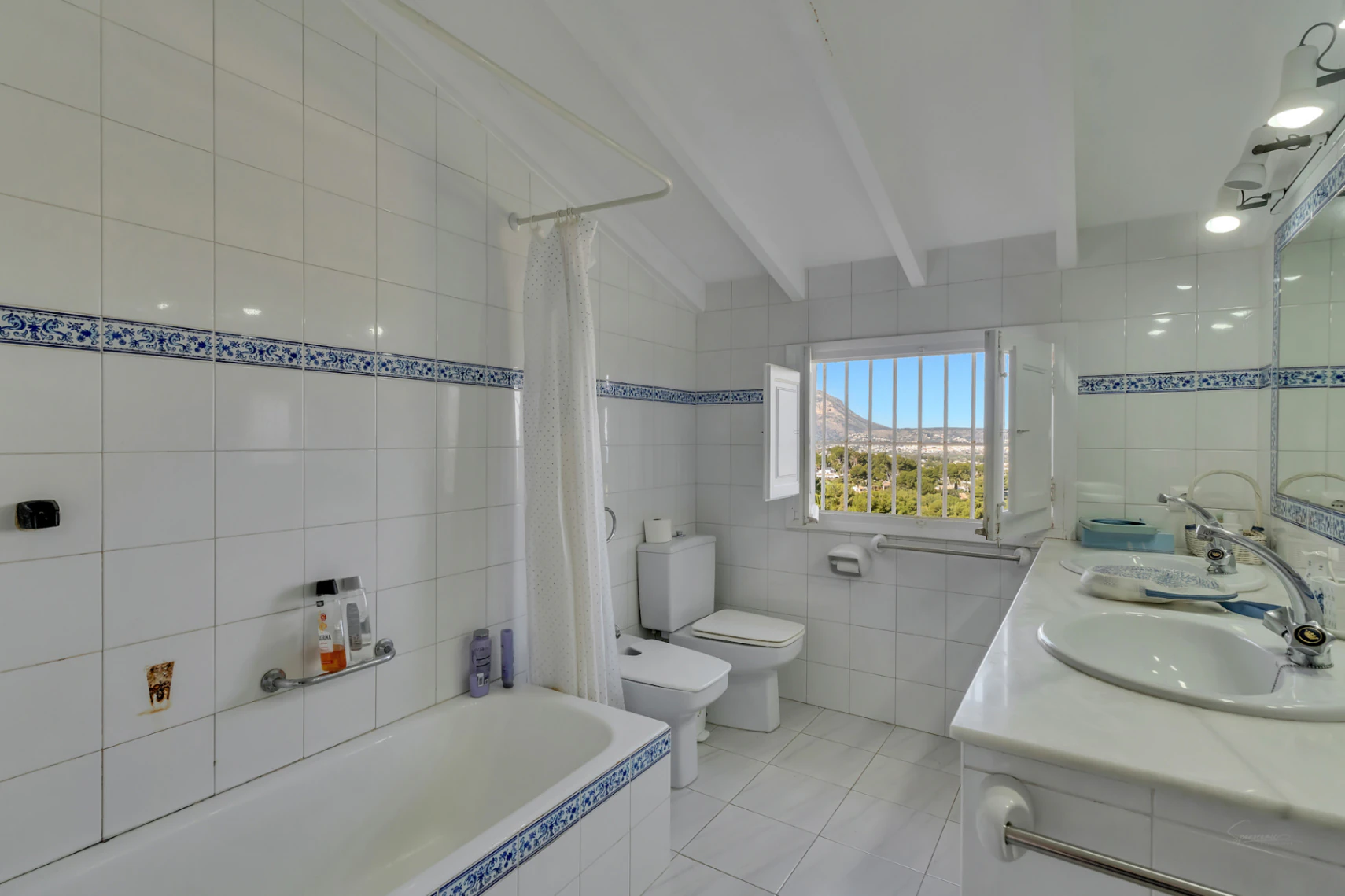 Stunning villa with amazing sea views in the El Tosalet urbanization.