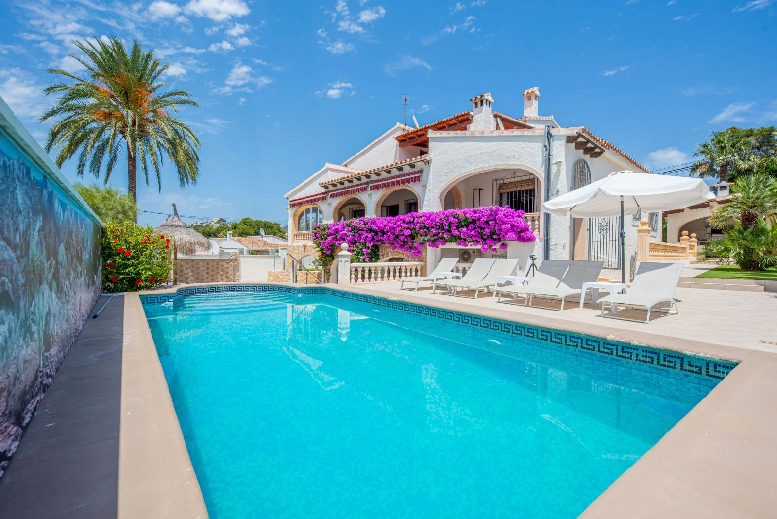 Spacious villa with 7 bedrooms, a step away from the center of Moraira.