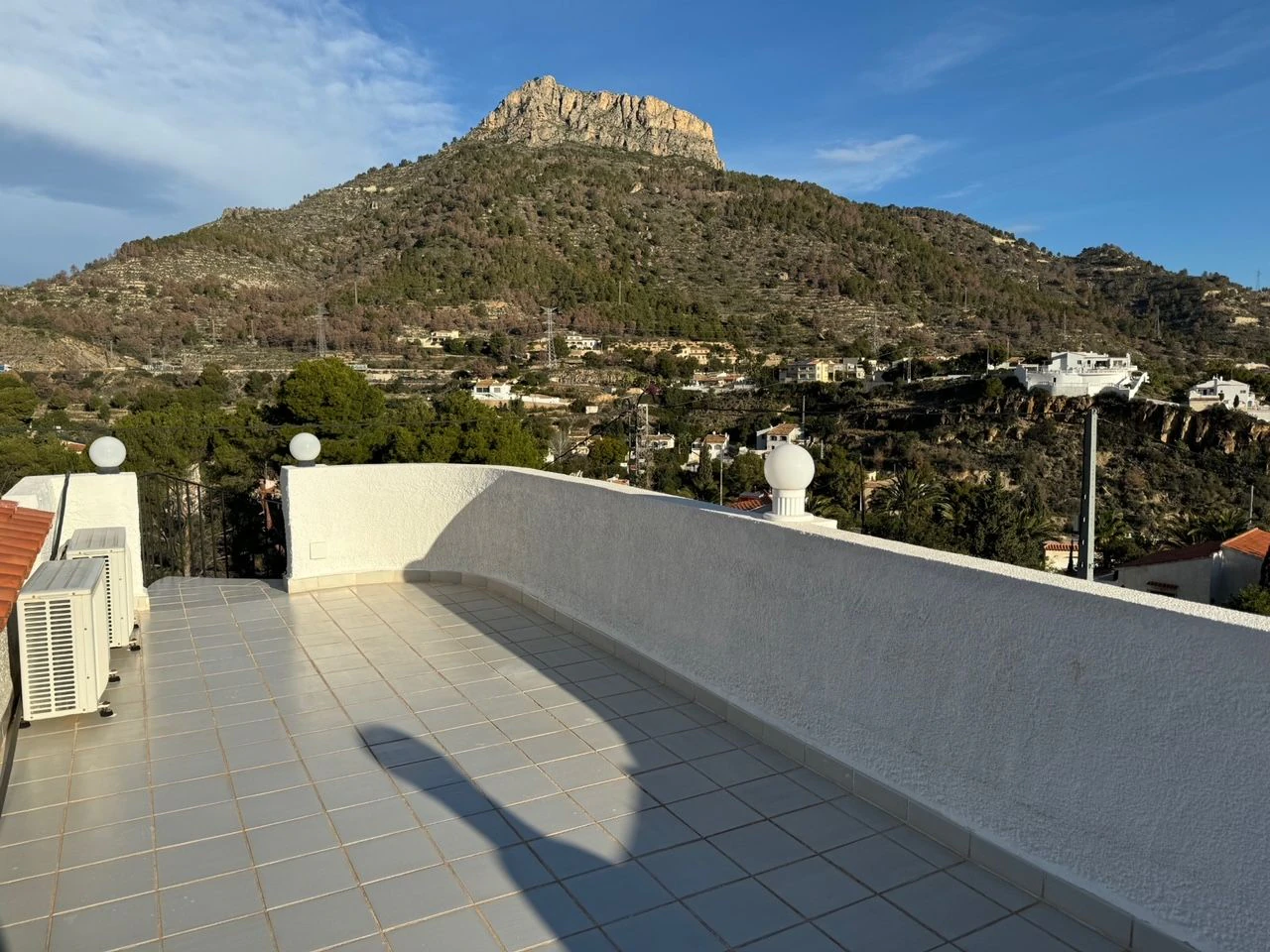 Villa Mediterránea en Maryvilla Calpe con Vistas al Mar, Piscina, Jacuzzi y Apartamento Independiente