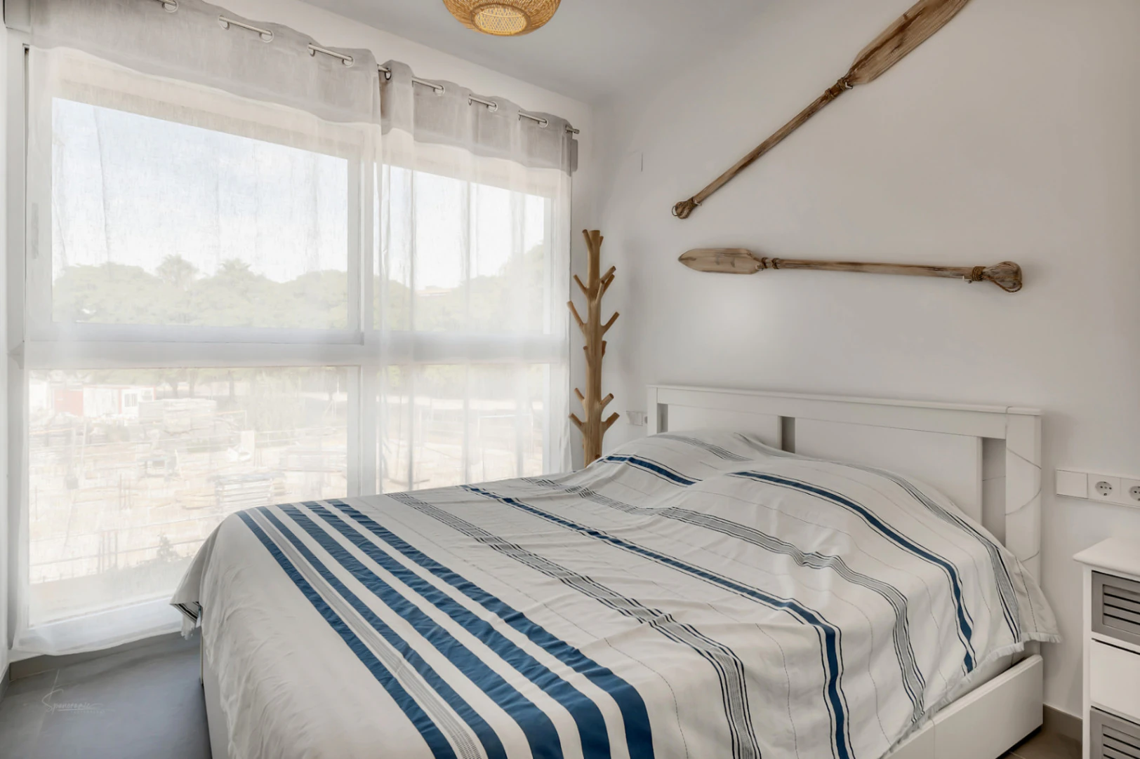 Modern 3-bedroom apartment with a large terrace.
