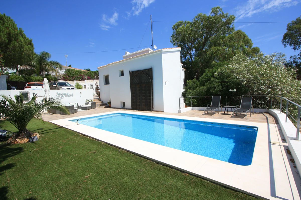 VILLA WITH OPEN VIEWS IN DÉNIA